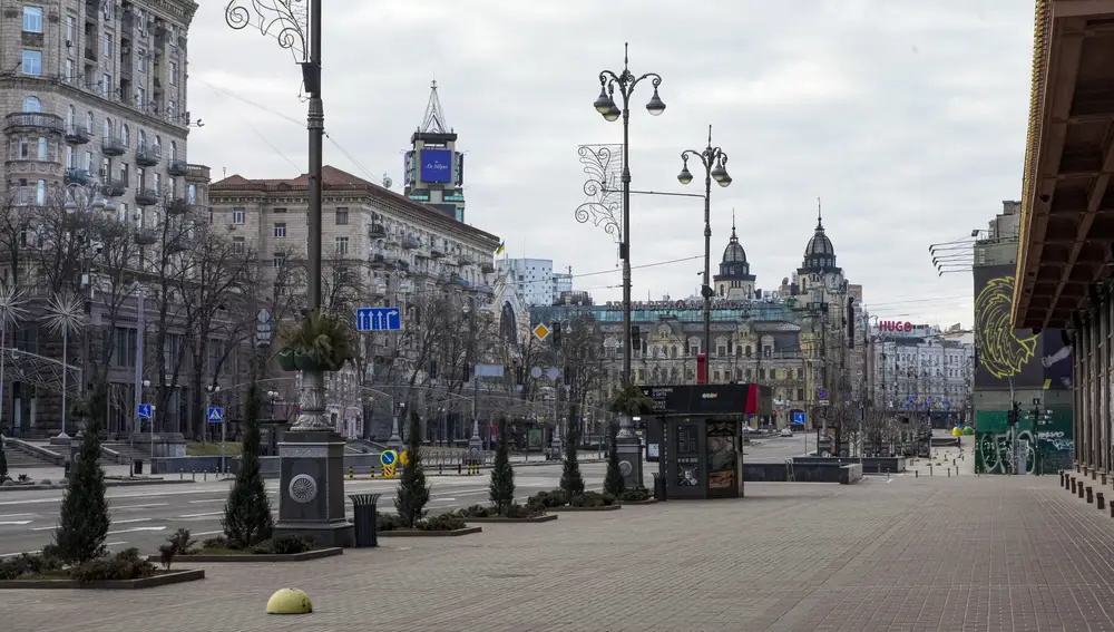 Una calle vacía en el centro de Kiev