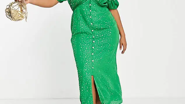 Vestido de tarde semilargo verde con estampado de estrellas Lindos de Never Fully Dressed Plus