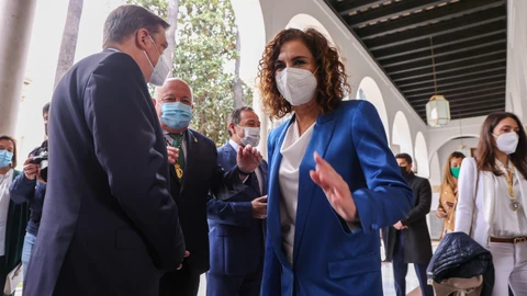La ministra de Hacienda, María Jesús Montero, y el ministro de Agricultura, Alimentación y Pesca, Luis Planas, en el Parlamento andaluz