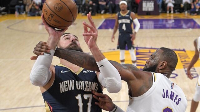 LeBron comete una falta sobre Jonas Valanciunas.