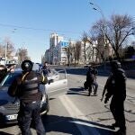 Miembros de la policía ucraniana detienen un coche en Kiev