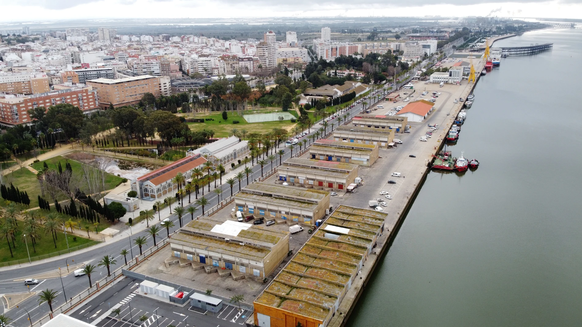 Vista panorámica del Muelle de Levante del Puerto de Huelva