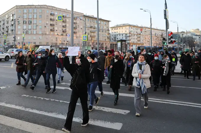 Rusia concentra manifestaciones falsas en Ucrania para hacer creer que el país quiere estar a las órdenes de Putin