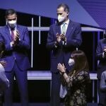 El Rey Felipe VI junto con el presidente del Gobierno, Pedro Sánchez (i), y el de la Generalitat, Pere Aragonès (d), durante la inauguración del Mobile World Congress de Barcelona (MWC)