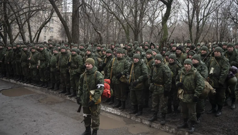 Milicianos de la República Popular de Luhansk son vistos en un punto de movilización