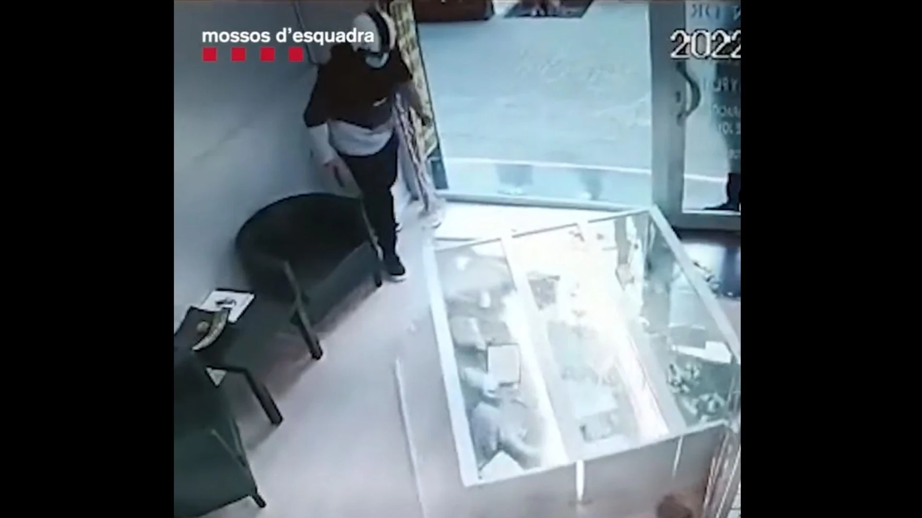 Uno de los atracadores durante un robo. MOSSOS D'ESQUADRA