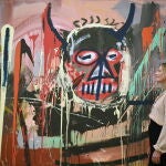 Cheyenne Westphal, la presidenta global de Phillips, posa con la obra de Basquiat en la casa de subastas de Phillips en Londres. EFE/EPA/NEIL HALL