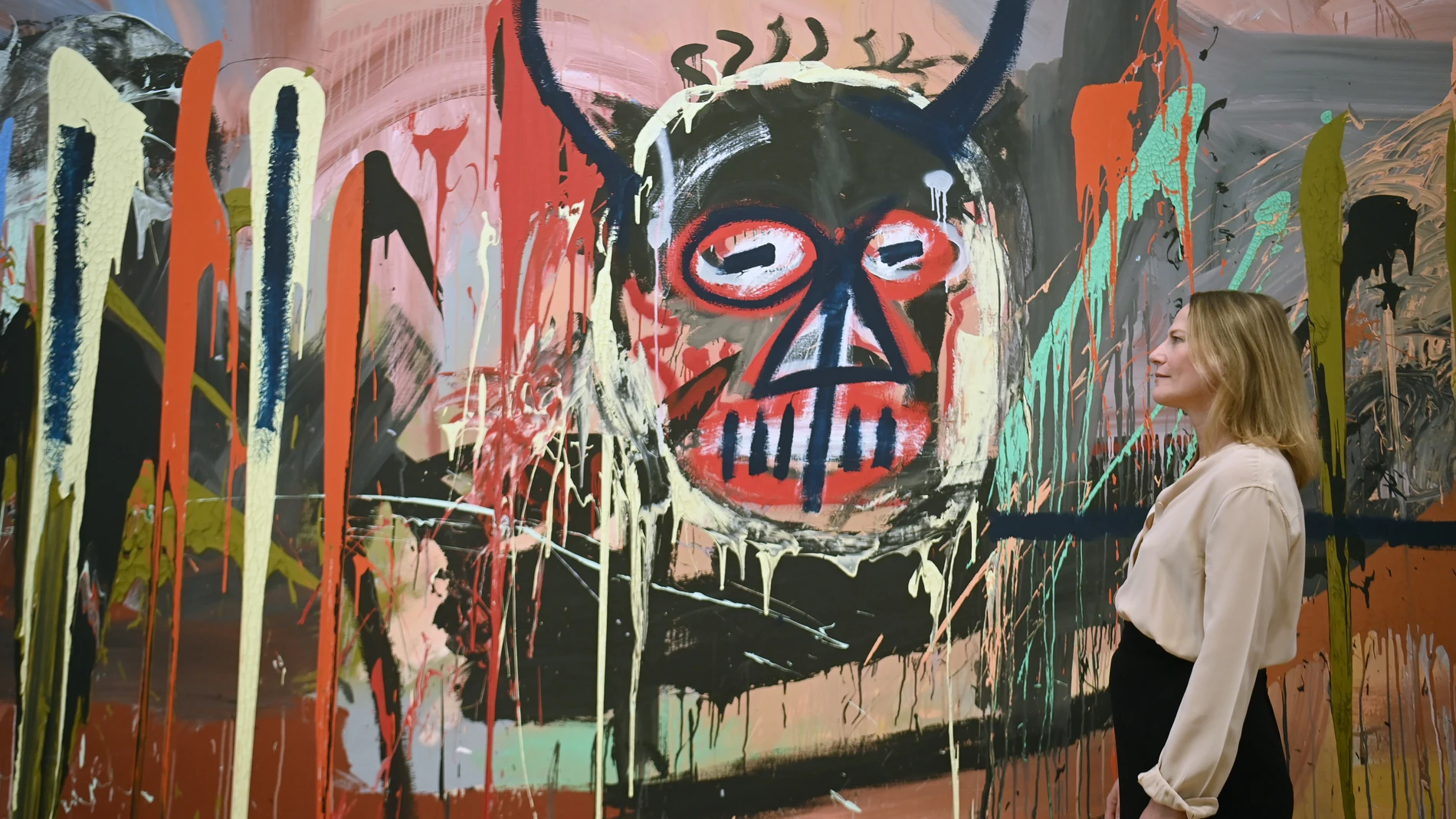 Cheyenne Westphal, la presidenta global de Phillips, posa con la obra de Basquiat en la casa de subastas de Phillips en Londres. EFE/EPA/NEIL HALL
