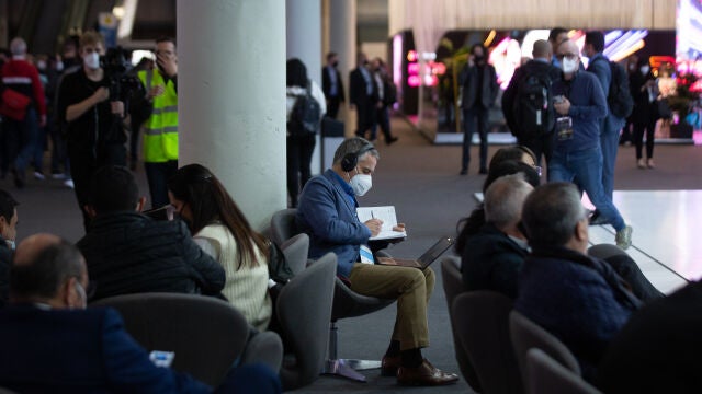 En la imagen, personas asistentes al Mobile World Congress 2022 de Barcelona