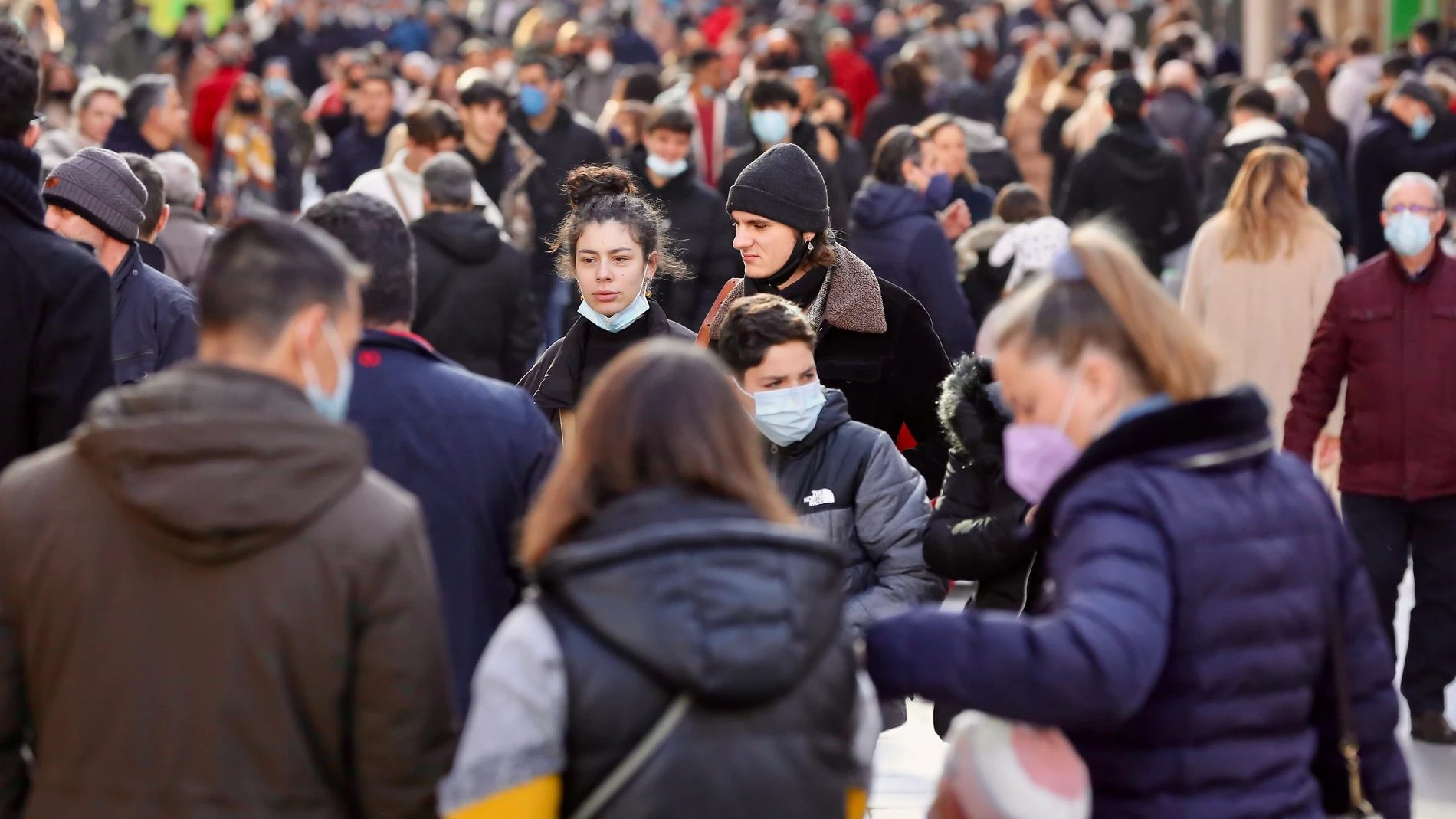 Personas con mascarilla caminan por el centro de Madrid