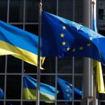 Brussels (Bélgica), 28/02/2022.Banderas ucranianas se izan a lo largo de Flag of Europe para mostrar solidaridad con Ucrania por la agresión rusa, frente al Parlamento Europeo en Bruselas. EFE/EPA/STEPHANIE LECOCQ