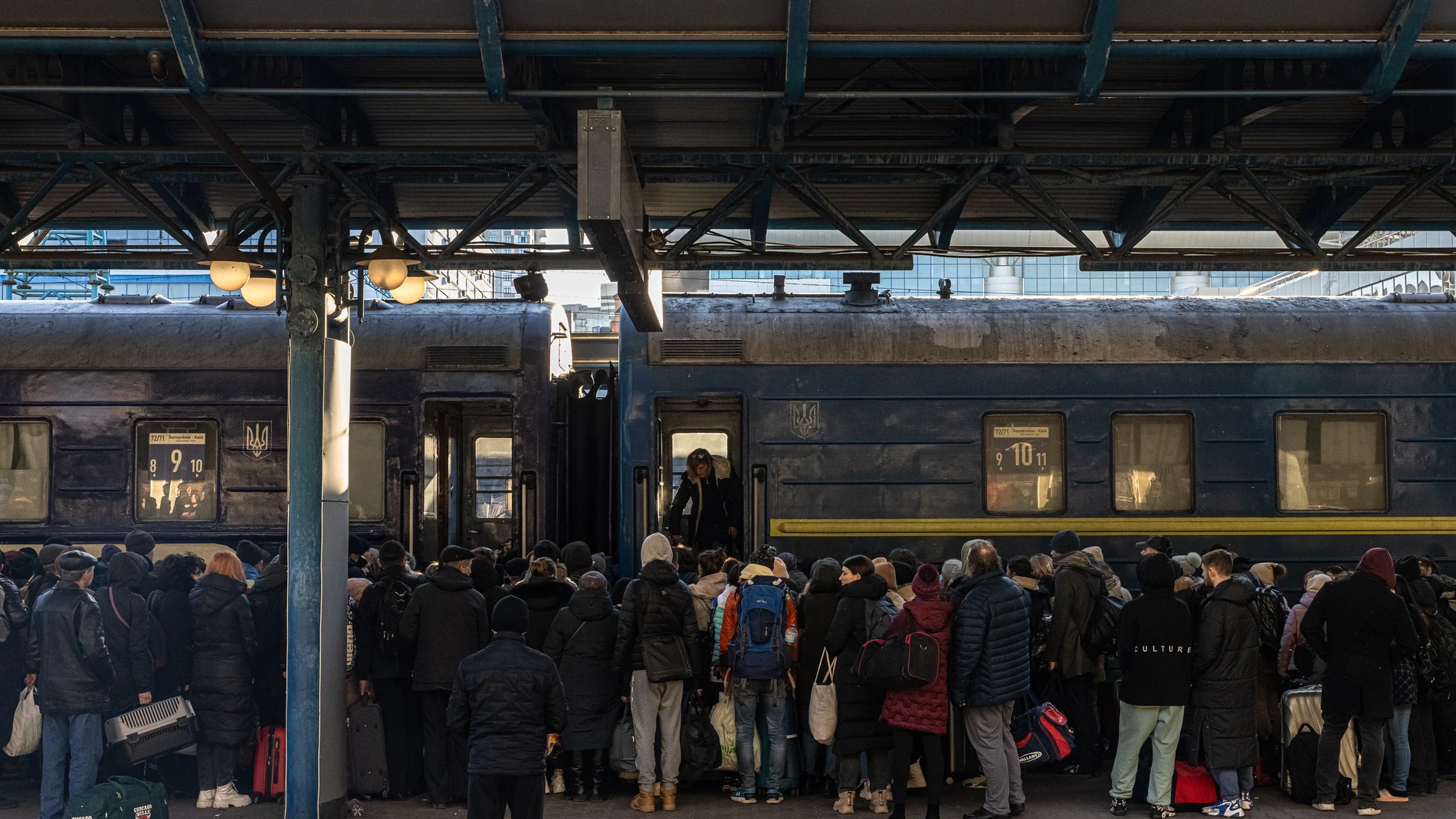 Gente esperando el tren en Kiev