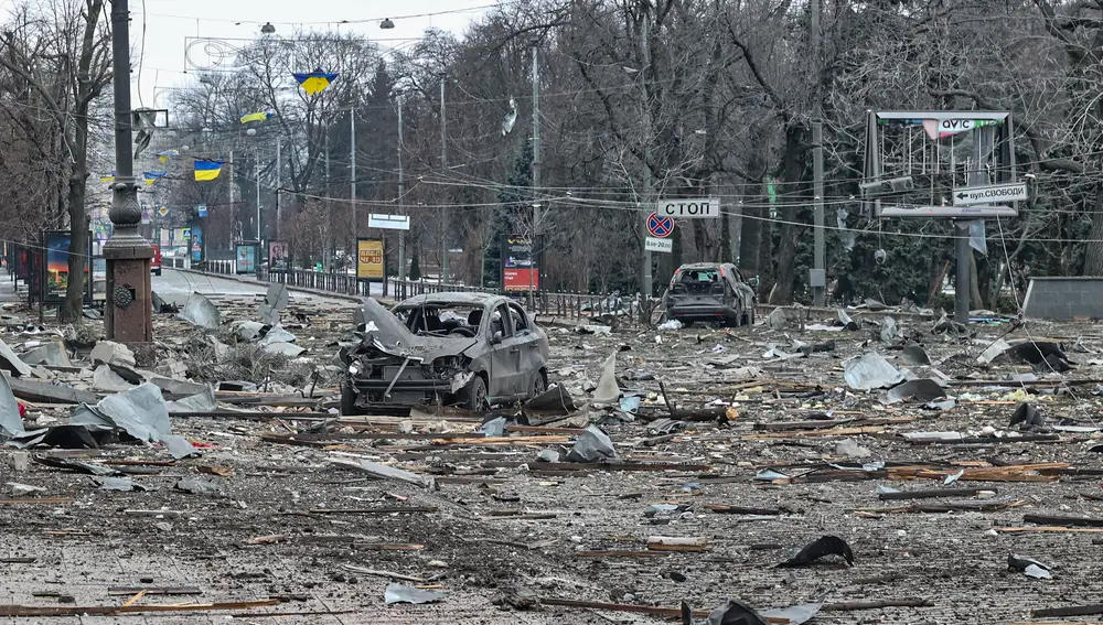 Vista de una calle tras un bombardeo ruso en Kharkiv, Ucrania, el pasado 1 de marzo de 2022 | Fuente: EFE / Sergey Dolzhenko