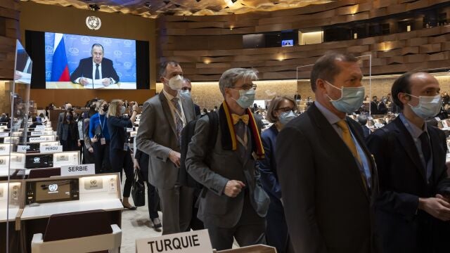 Embajadores y diplomáticas salen de la sala donde se celebraba el Consejo de Derechos Humanos y en la Conferencia de Desarme durante la intervención del ministro de Exteriores ruso, Serguéi Lavrov