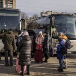 Un grupo de personas se preparan para abordar un autobús a Polonia en la estación principal de autobuses de Lviv, Ucrania occidental, el martes 1 de marzo de 2022.