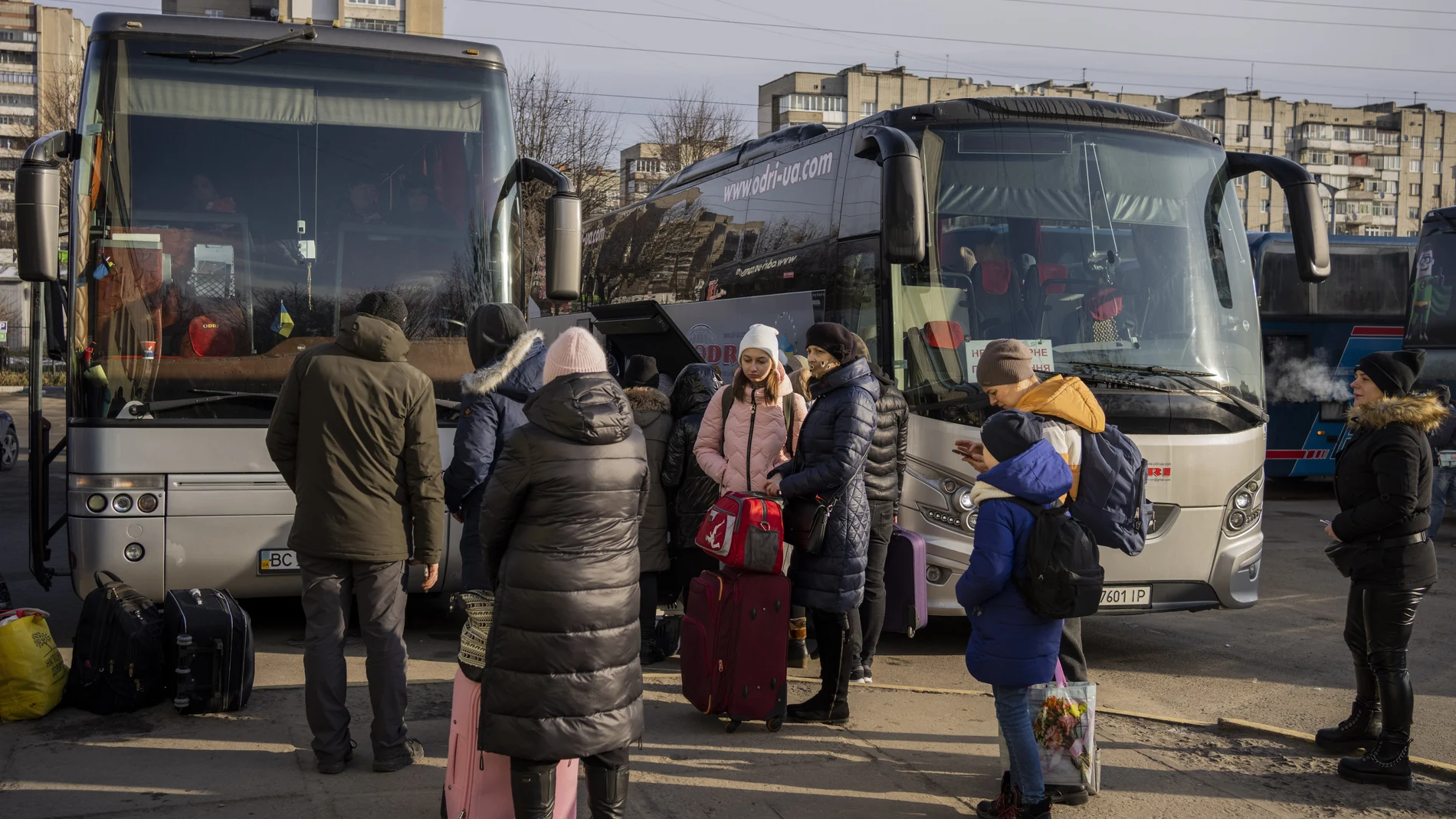 Un grupo de personas se preparan para abordar un autobús a Polonia en la estación principal de autobuses de Lviv, Ucrania occidental, el martes 1 de marzo de 2022.