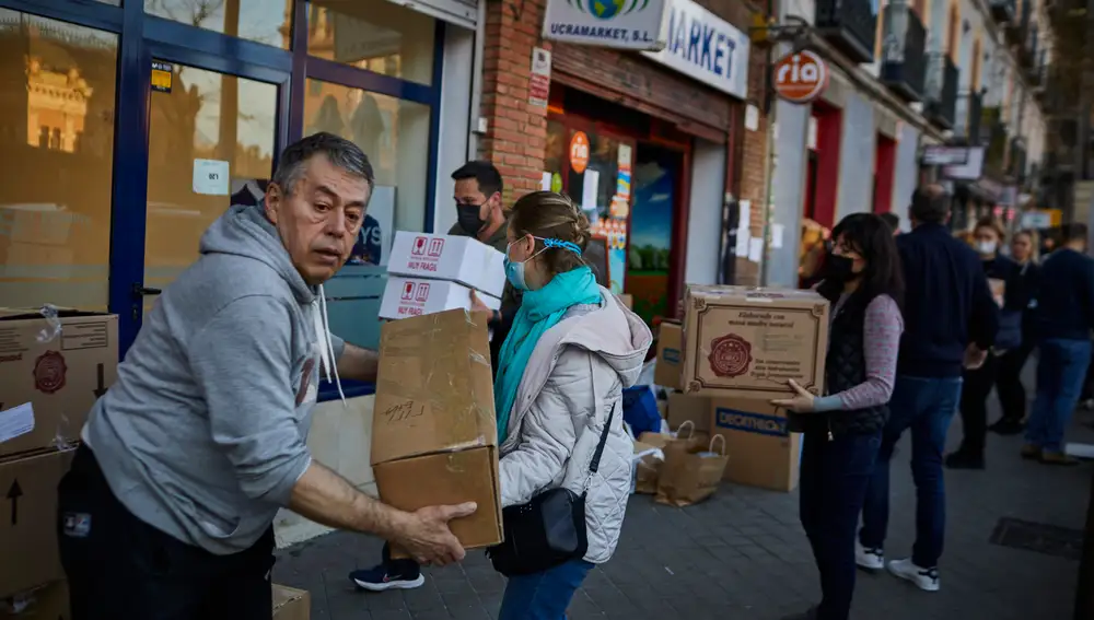 En Madrid hay un supermercado ucraniano, Ucramarket, que recoge donaciones para ayudar a los afectados por la guerra. Están recogiendo comida, ropa de abrigo y medicinas para enviar a sus compatriotas refugiados en Polonia y Rumania.