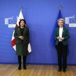 La presidenta de la Comisión Europea, Ursula von der Leyen, junto a la presidenta de Georgia, Salomé Zurabishvili