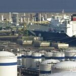 El barco metanero descarga en la planta Bahía de Vizcaya Gas