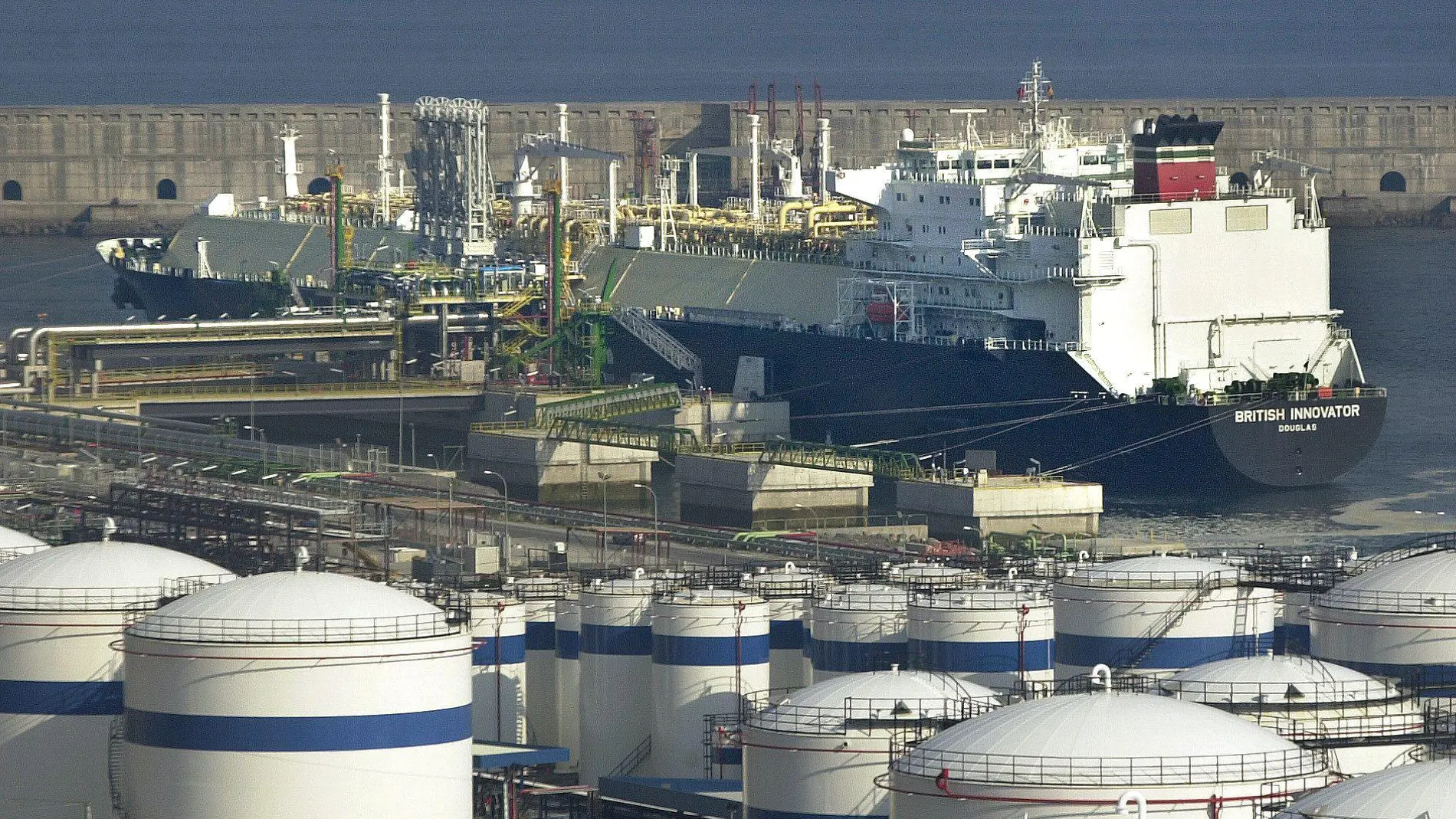 El barco metanero descarga en la planta Bahía de Vizcaya Gas