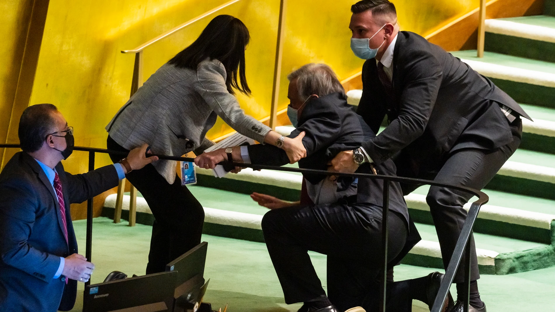 El secretario general de la ONU, António Guterres (c), es ayudado a levantarse tras sufrir una caída durante la sesión especial de emergencia de la Asamblea General de la ONU, este miércoles en Nueva York, Estados Unidos. La Asamblea General de la ONU aprobó este miércoles una resolución de condena contra la invasión rusa de Ucrania, con el apoyo de 141 de los 193 Estados miembros de Naciones Unidas. El texto "deplora" la agresión rusa contra Ucrania y "demanda" a Rusia que le ponga fin y retire inmediatamente y sin condiciones sus tropas del país vecino. EFE/ Justin Lane