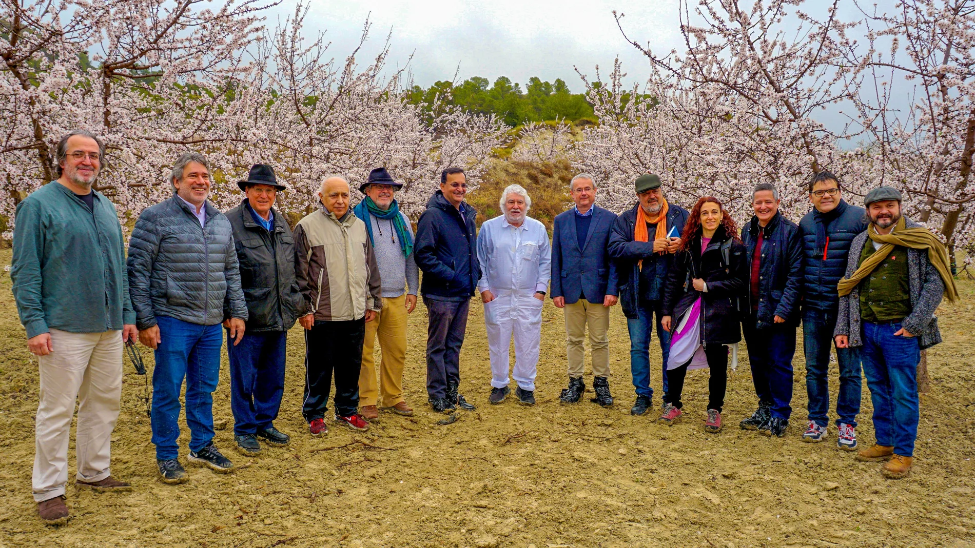 La Fundación Gabarrón celebra la primera edición de Ámbito con una acción performativa en la que participaron ocho creadores. De izquierda a derecha: José Joaquín Aroca, Cris Gabarrón, Joaquín Araujo, Damián Lajara, Juan Jesús Yelo, Dinesh Patnaik, Cristóbal Gabarrón, Robert Krmelj, Carlos Aganzo, Manuela Salvado, Enrique Ujaldón, Juan García Sandoval y Raúl de Tapia