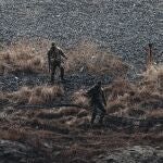 Dos soldados caminan por una ladera,, en Kiev (Ucrania). Mañana, pueden convertirse en guerrilleros Diego Herrera / Europa Press 02/03/2022