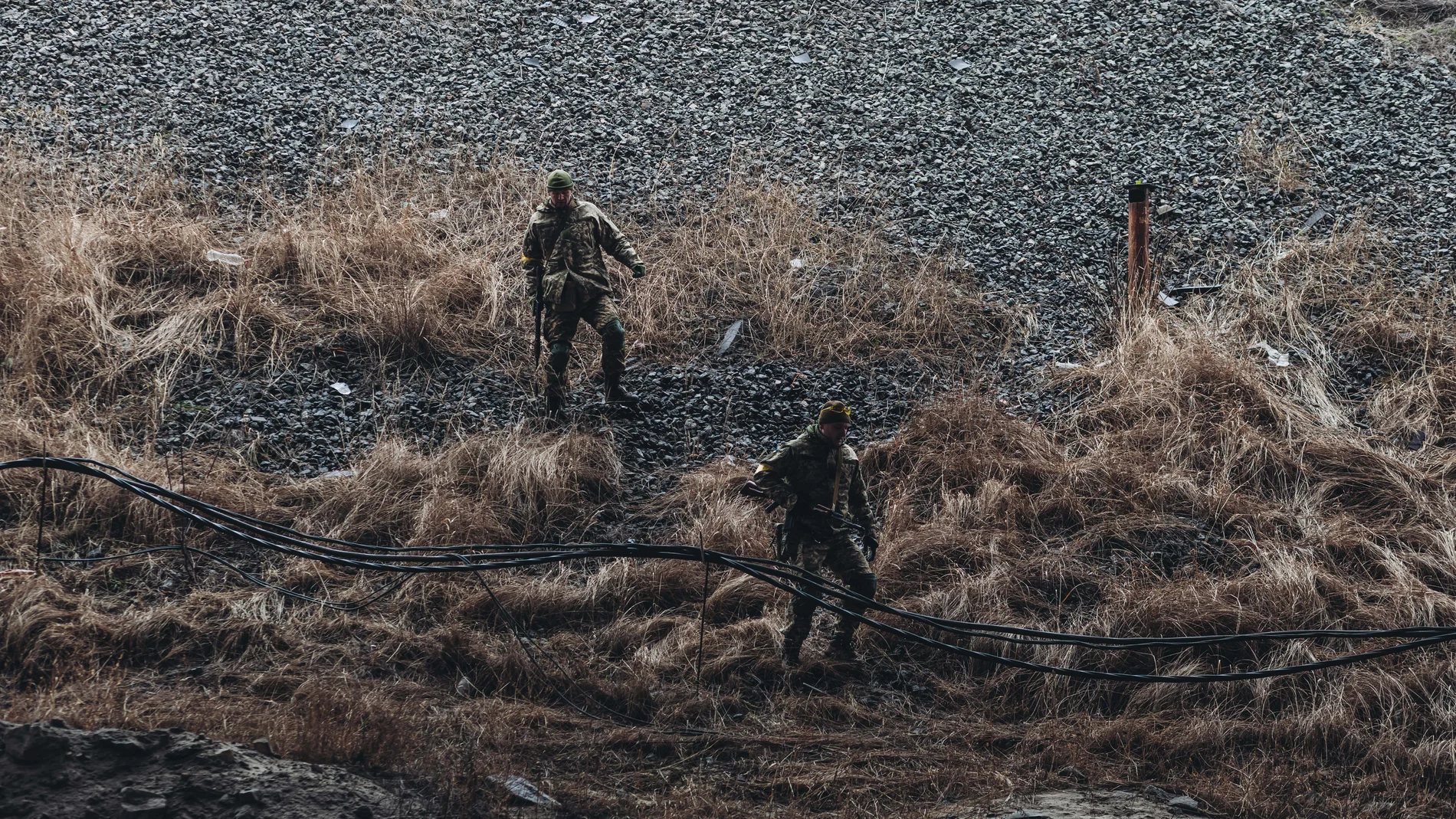Dos soldados caminan por una ladera,, en Kiev (Ucrania). Mañana, pueden convertirse en guerrilleros Diego Herrera / Europa Press 02/03/2022
