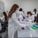 El análisis científico de las aguas residuales permite que trece mujeres de un grupo de trabajo de quince personas monitoricen la evolución de la covid