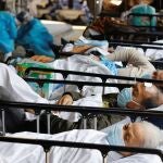Pacientes Covid en un área de tratamiento improvisada fuera de un hospital en Hong Kong