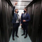 El consejero de Fomento y Medio Ambiente en funciones, Juan Carlos Suárez-Quiñones, visita el nuevo centro de procesamiento de datos de la Fundación Centro de Supercomputación de Castilla y León (Scayle). Junto a él, el director del centro, Vicente Matellán