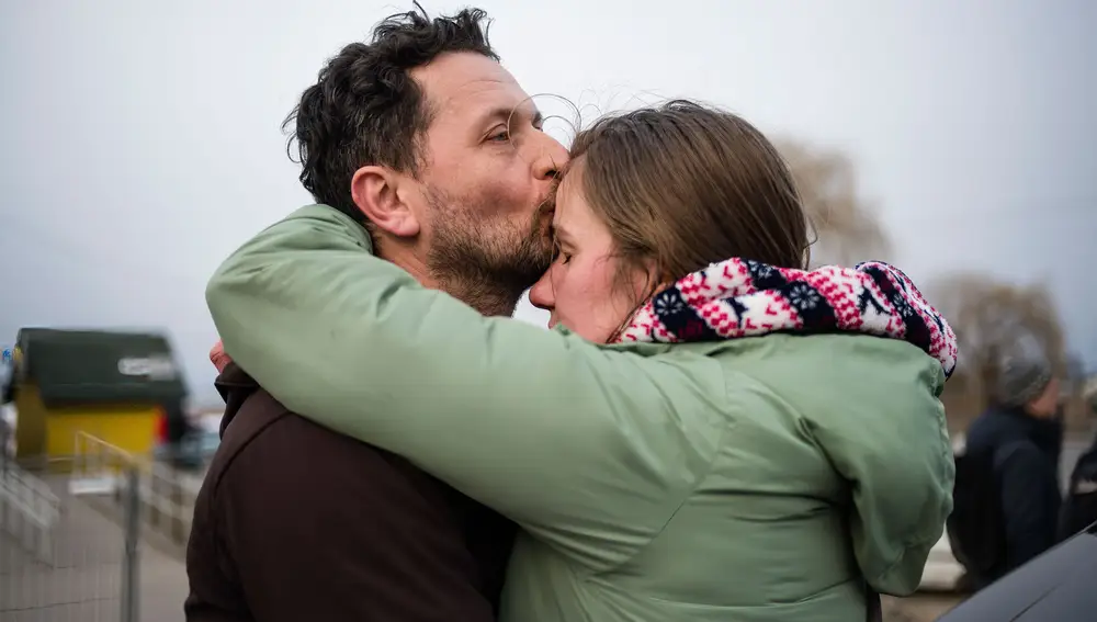 Una pareja se abraza en la frontera polaca con Ucrania
