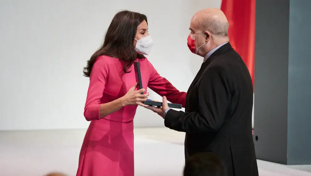 La Reina Letizia le entrega al actor Antonio Resines una de las medallas de oro al Mérito en las Bellas Artes 2022