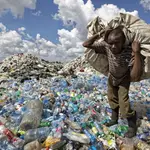 Una media de ocho millones de toneladas de plástico son vertidas cada año a los océanos