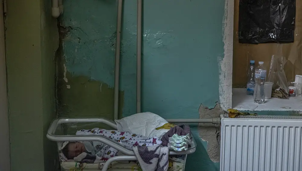 Un bebé recién nacido en el sótano de la maternidad de un hospital de Kiev, ayer