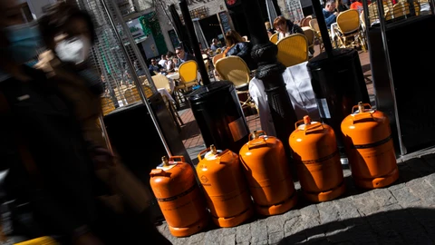Unas bombonas de butano junto a unas estufas en una terraza de Madrid