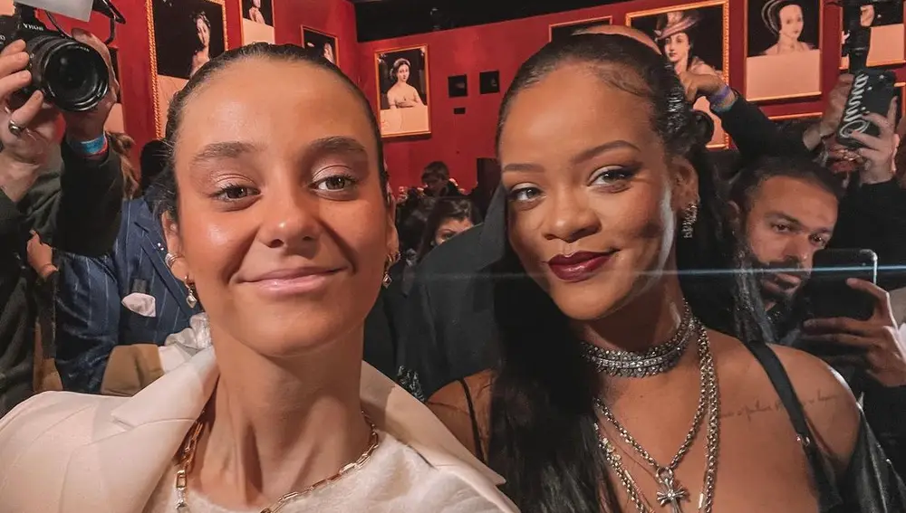 Victoria Federica conoce a Rihanna en el desfile de Dior, en la semana de la moda de París