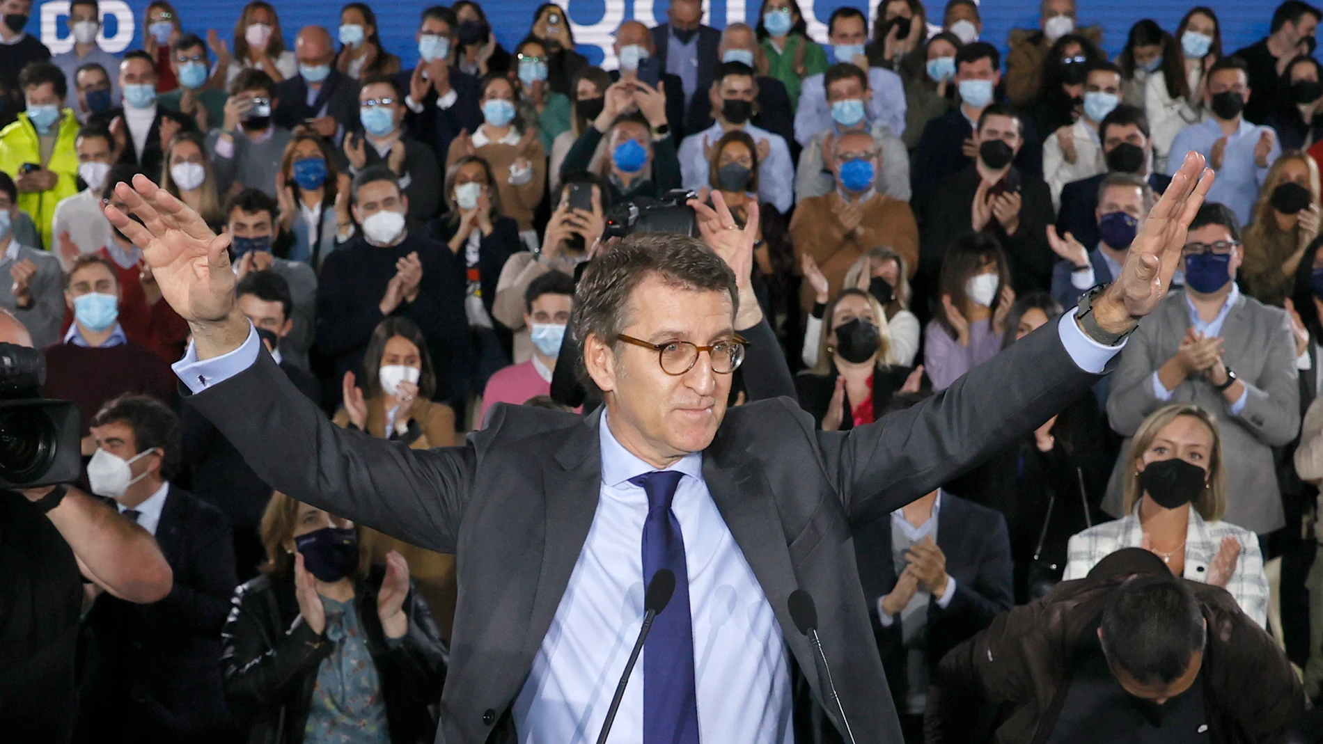 El presidente de la Xunta, Alberto Nuñez Feijóo, a su llegada a la dirección del PP de Galicia, poco antes de confirmar su candidatura para liderar el partido