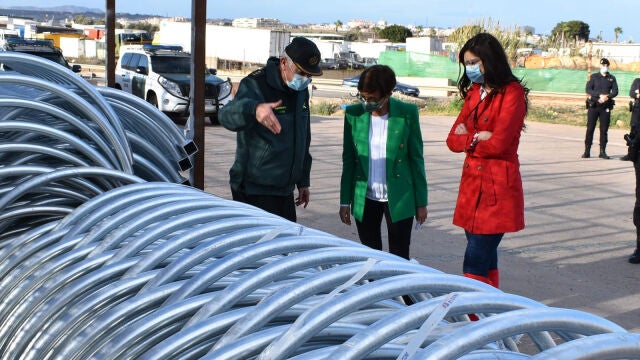 La directora general de la Guardia Civil, María Gámez (c), visita la zona de la valla de Melilla