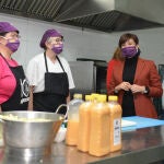 La portavoz del Gobierno, Isabel Rodríguez, visita la cocina de la cooperativa de mujeres Lovepamur, este jueves en Saldaña (Palencia). La cooperativa sirve comida a domicilio en la comarca. EFE/ Almudena Álvarez
