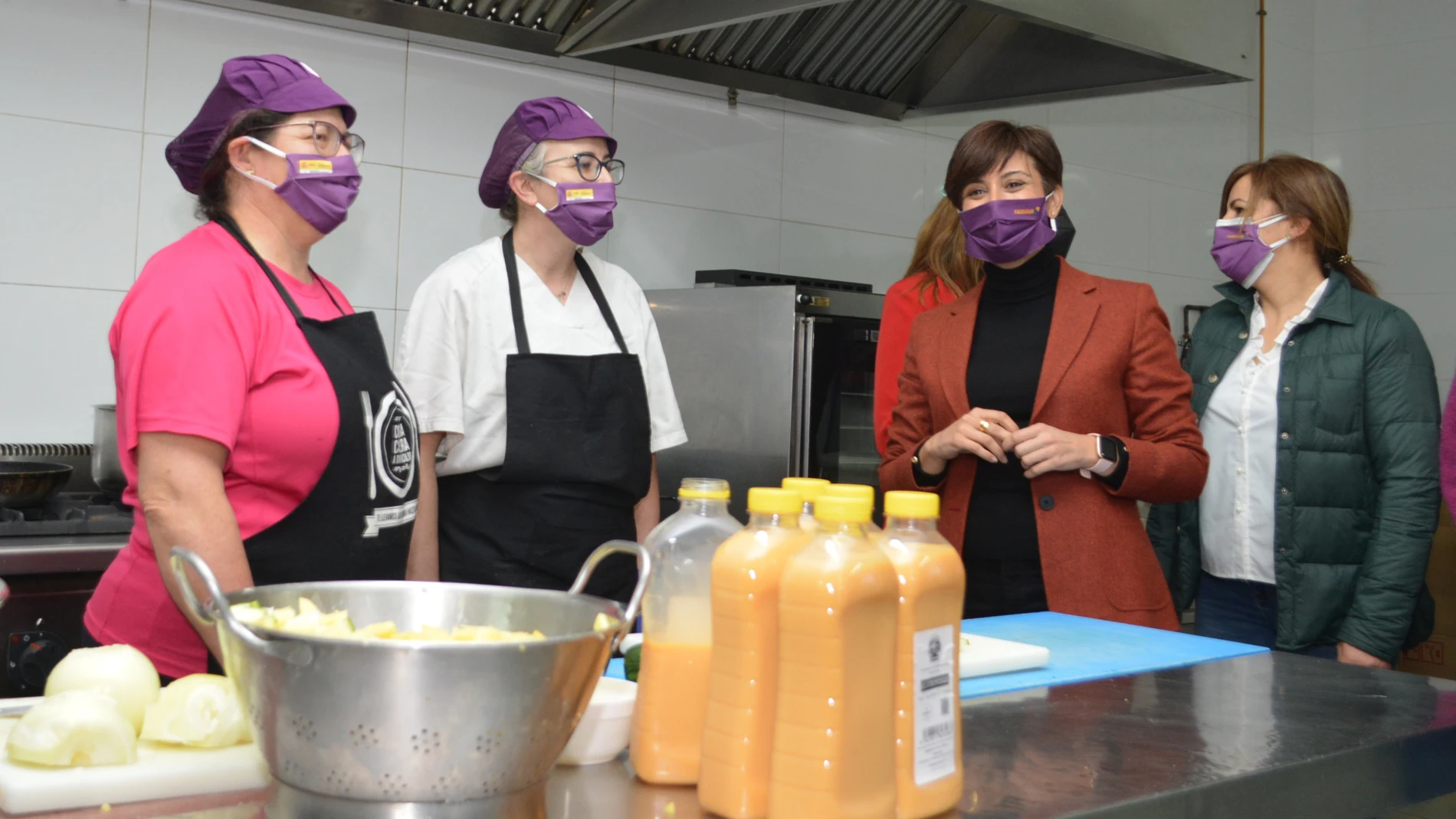 La portavoz del Gobierno, Isabel Rodríguez, visita la cocina de la cooperativa de mujeres Lovepamur, este jueves en Saldaña (Palencia). La cooperativa sirve comida a domicilio en la comarca. EFE/ Almudena Álvarez