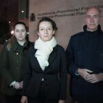 Marta Castro en el centro y Pepe Gosálbez, vicesecretario jurídico de VOX Valencia