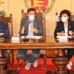 El alcalde de Valladolid, Óscar Puente, anuncia la puesta en marcha de un Centro de Atención Humanitaria para Refugiados, junto a los concejales Manuel Saravia y Rafaela Romero