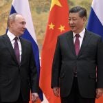 El presidente chino, Xi Jinping, a la derecha, y el presidente ruso, Vladimir Putin, durante una reunión en Pekín