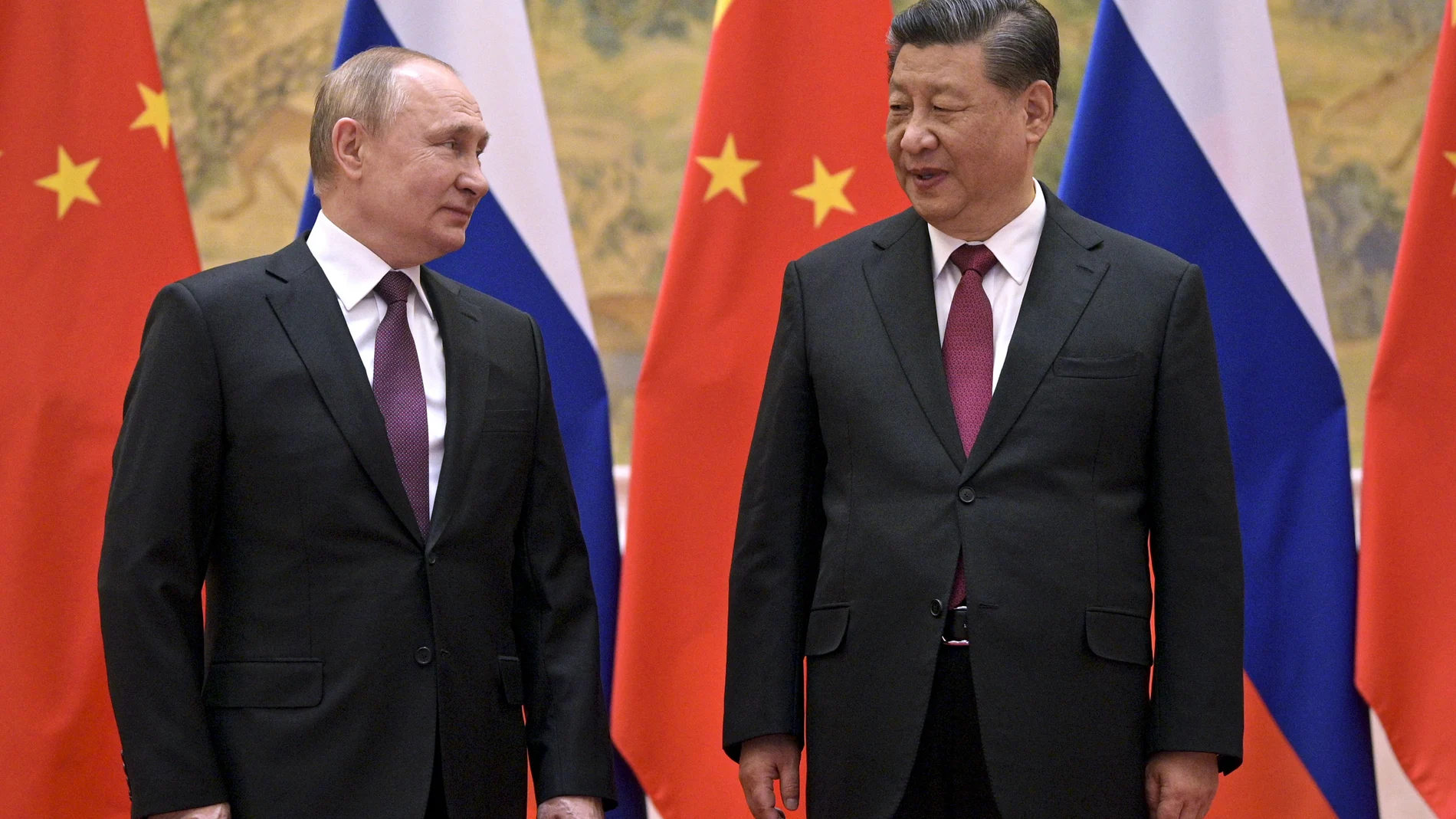 El presidente chino, Xi Jinping, a la derecha, y el presidente ruso, Vladimir Putin, durante una reunión en Pekín