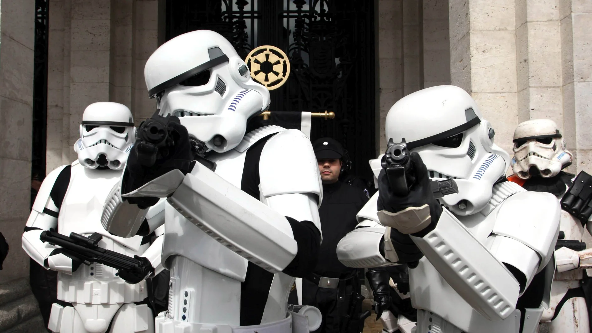 Personas disfrazadas de la Legión 501 de Star Wars durante un desfile Cosplay del Salón del Cómic y el Manga de Valladolid