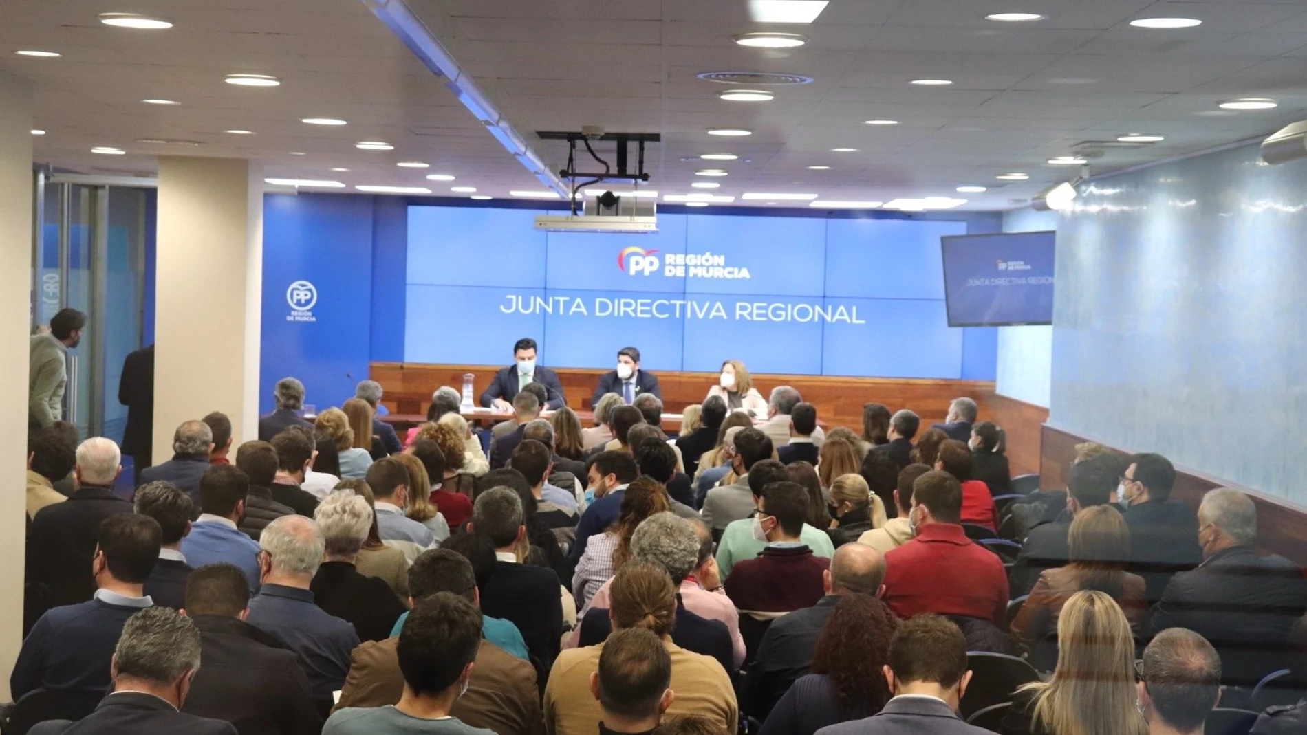 Reunión de Junta Directiva Regional, presidida por Fernando López Miras