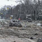Vista de una calle tras un bombardeo ruso en Kharkiv, Ucrania, el pasado 1 de marzo de 2022 | Fuente: EFE/Sergey Dolzhenko