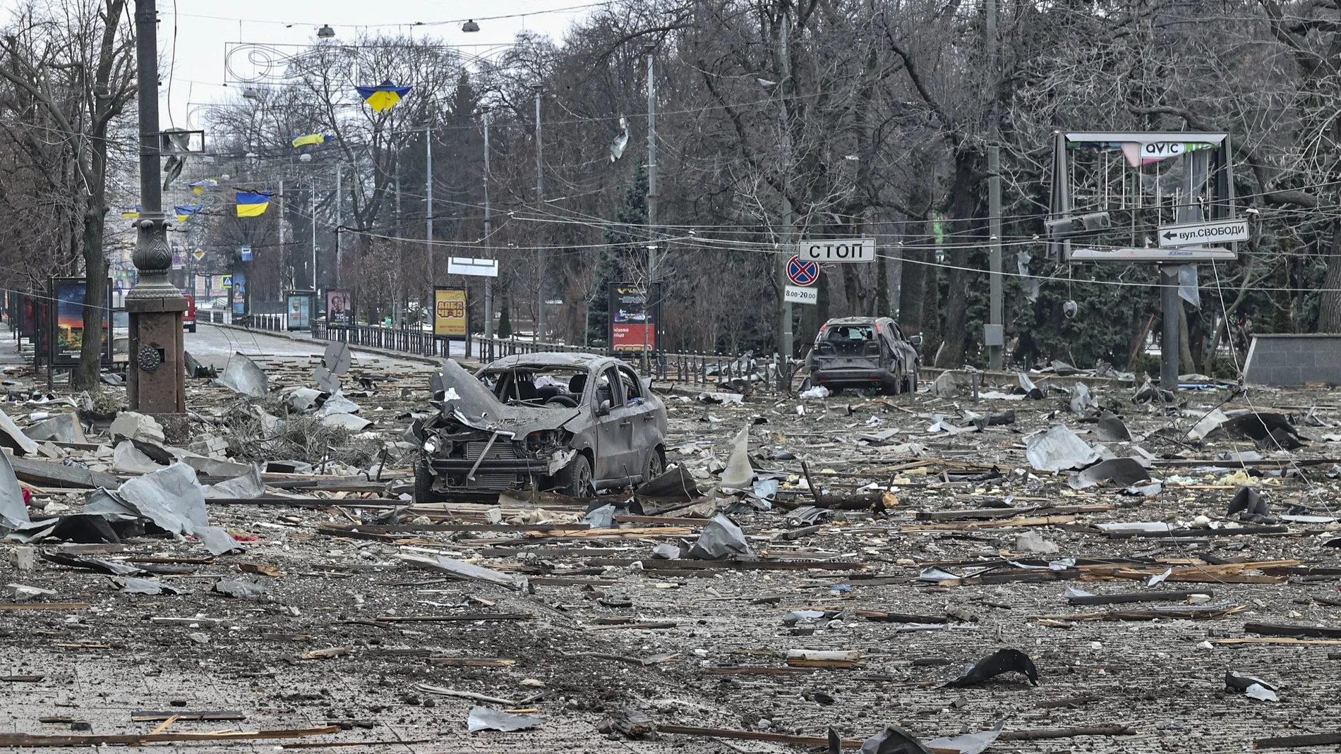 Vista de una calle tras un bombardeo ruso en Kharkiv, Ucrania, el pasado 1 de marzo de 2022 | Fuente: EFE/Sergey Dolzhenko