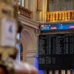 Varios paneles del Ibex 35 en el Palacio de la Bolsa